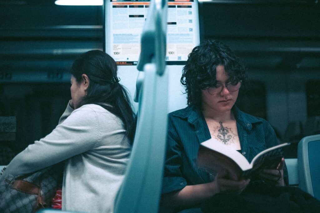 Mujer leyendo concentrada en el transporte público