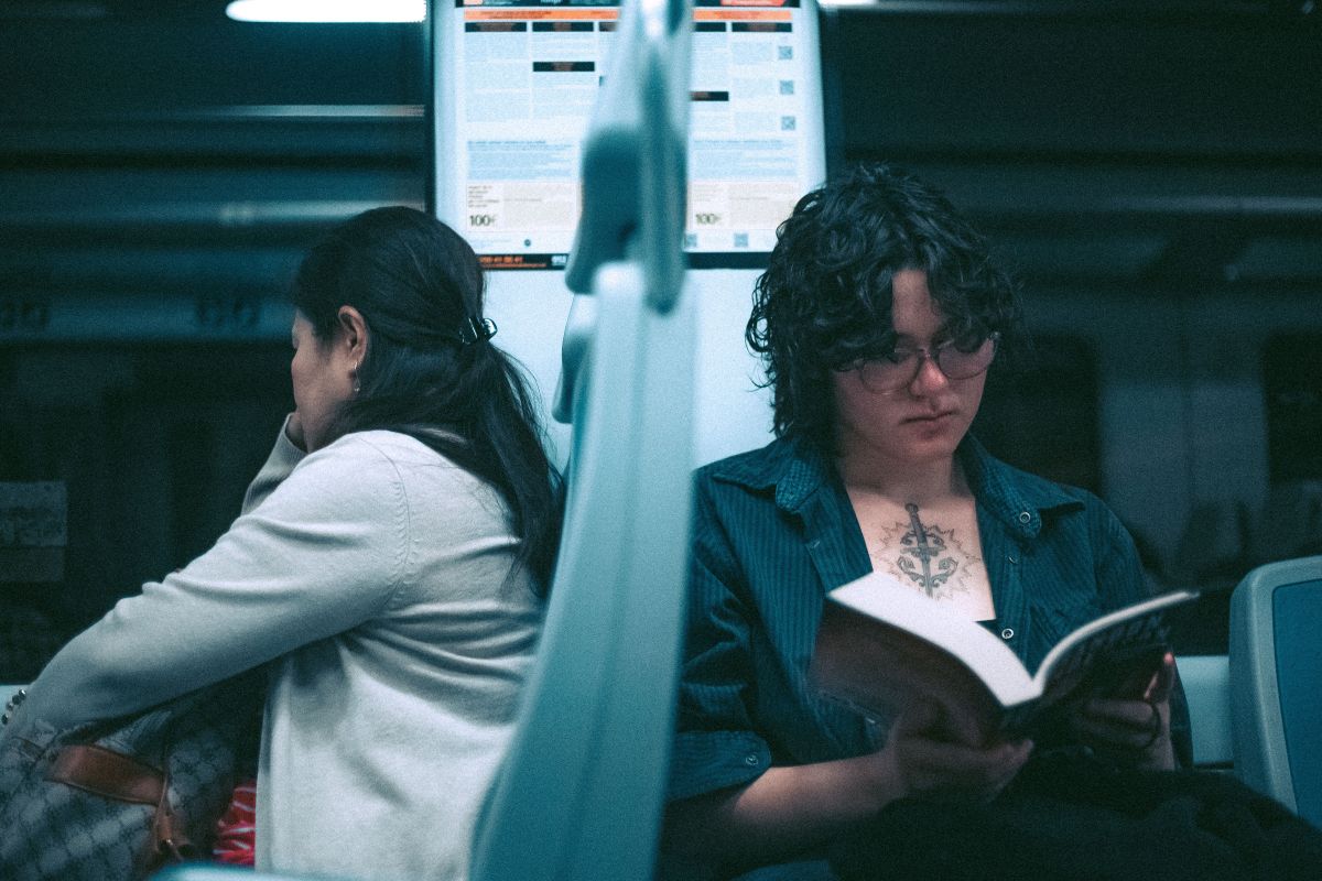 Mujer leyendo concentrada en el transporte público